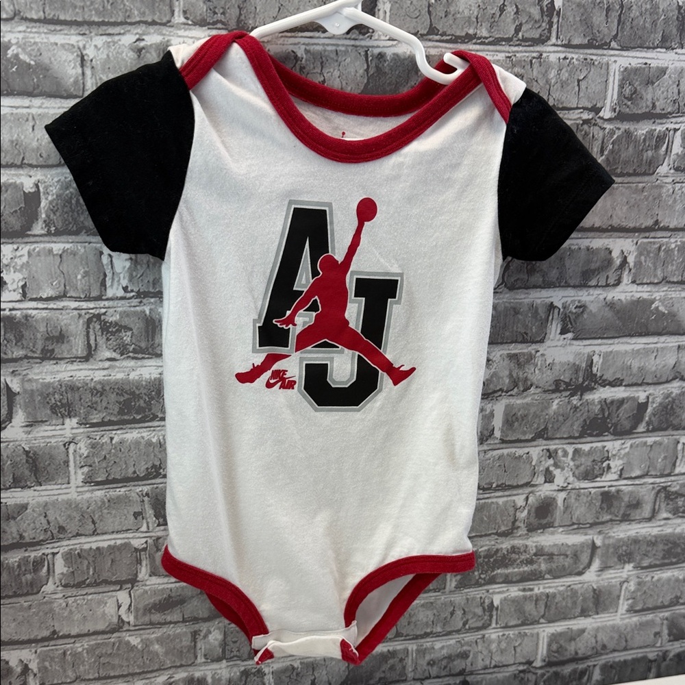 Baby boy's Jordan onesie - Picture 2 of 7